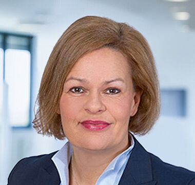 Frau in Anzug, professionelles Porträt für eine Unternehmenswebsite.