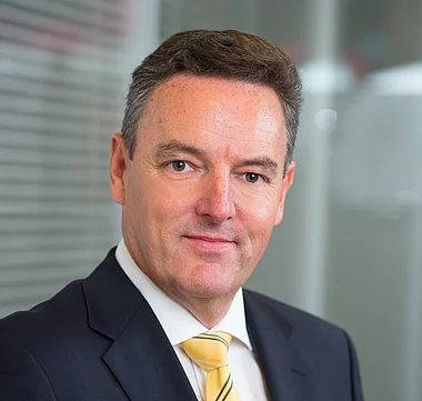 Professioneller Mann im Anzug und gelber Krawatte, Porträt.