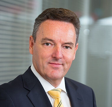 Professioneller Mann im Anzug und gelber Krawatte, Porträt.